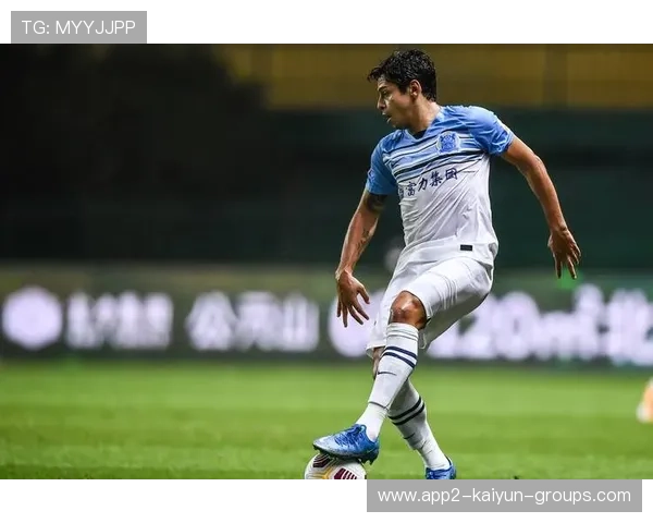 深圳新鹏城边锋内切远射，门将单掌将球托出横梁