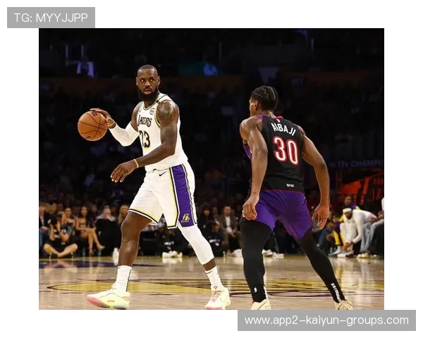 詹姆斯不讲理突破扣篮，湖人客场逆袭获胜