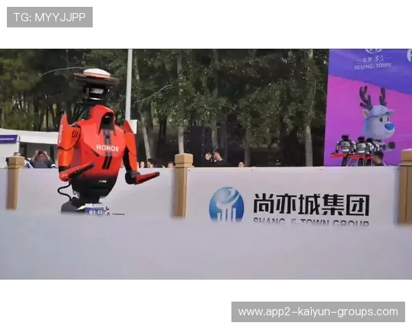 摄像师的百米跑：扛着机器跟进球，百米比赛摄像师跑过运动员
